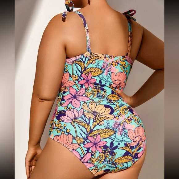 Shein One Piece - Picture 3 of 5